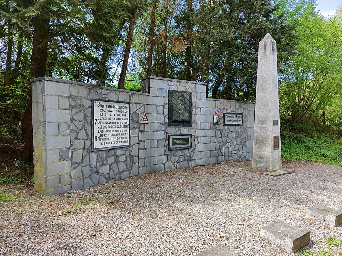 Mélines - Monument des unités américaines ayant combattu - Angle 1