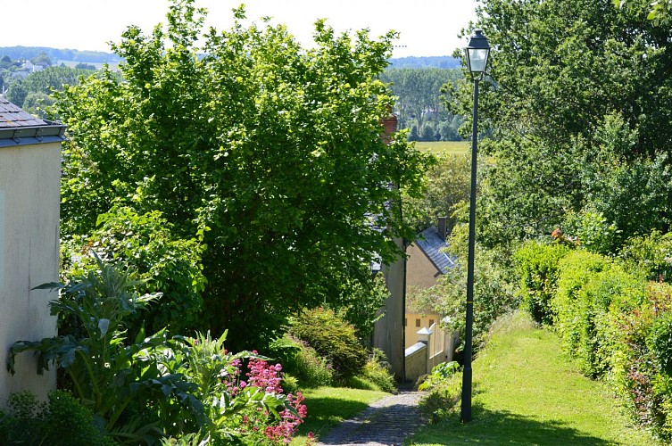 CORNILLÉ-LES-CAVES, VILLAGE DE CHARME ET CAVES TROGLODYTIQUES