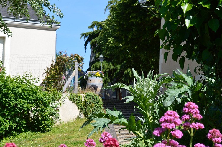 CORNILLÉ-LES-CAVES, VILLAGE DE CHARME ET CAVES TROGLODYTIQUES