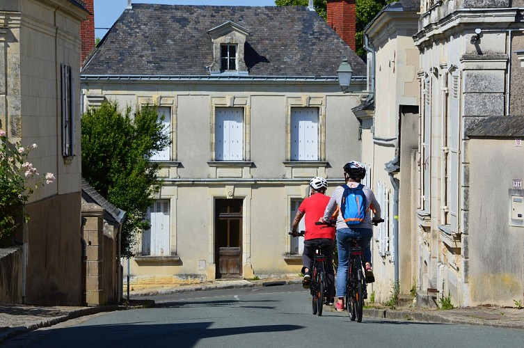 CORNILLÉ-LES-CAVES, VILLAGE DE CHARME ET CAVES TROGLODYTIQUES