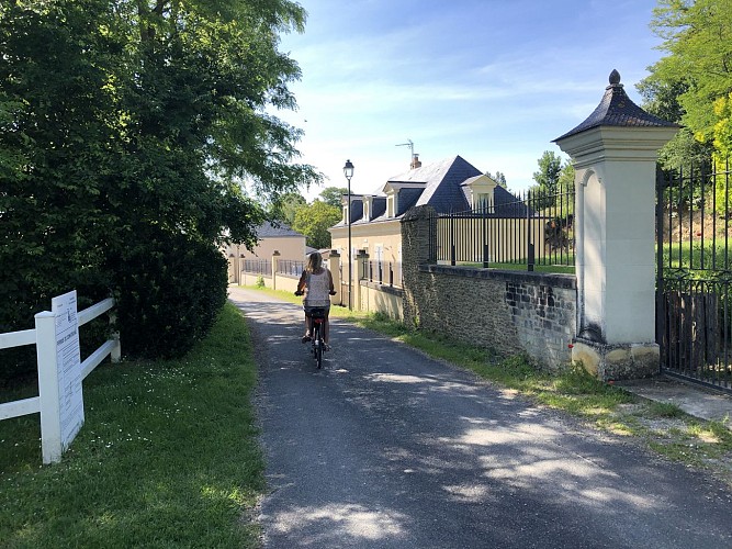 CORNILLÉ-LES-CAVES, VILLAGE DE CHARME ET CAVES TROGLODYTIQUES