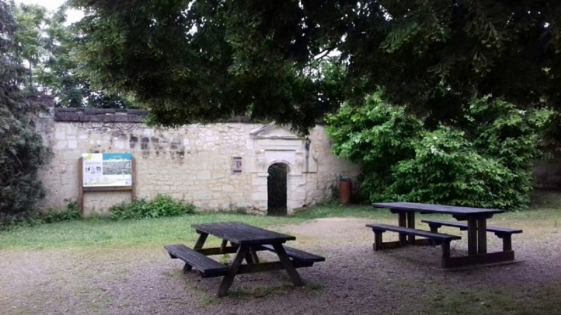 Aire de services vélo de Fontevraud-l'Abbaye