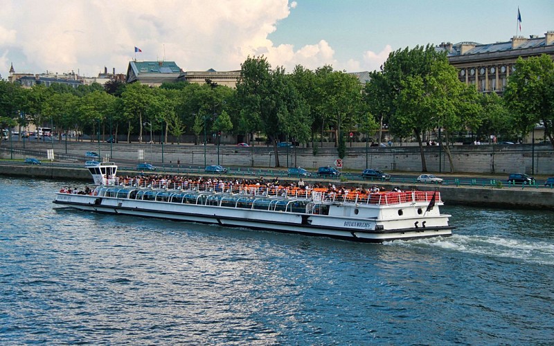 Bateaux Mouches: Seine River Sightseeing Cruise with Audio Commentary
