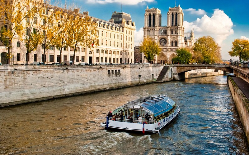 Bateaux Mouches: Seine River Sightseeing Cruise with Audio Commentary