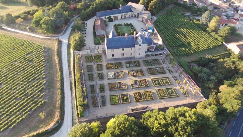 CHÂTEAU DE VILLENEUVE ET SES JARDINS
