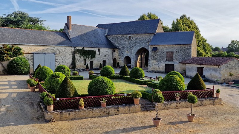 CHÂTEAU DE VILLENEUVE ET SES JARDINS