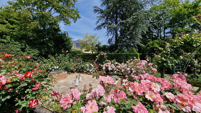 CHÂTEAU DE VILLENEUVE ET SES JARDINS