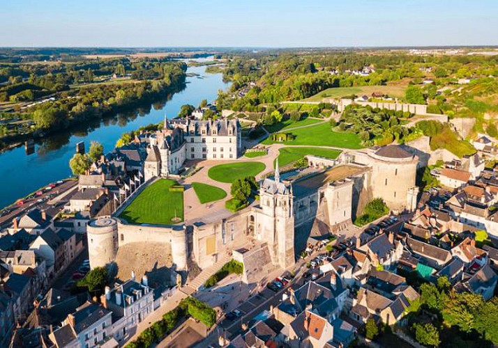 Helicopter flight over Chateaux de la Loire