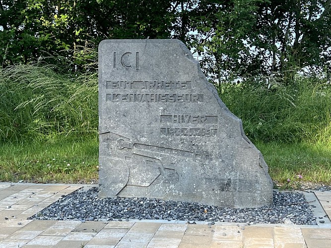 20250617_Stèle 'Ici fut arrêté l'envahisseur' Manhay - © MT Coeur de l'Ardenne - C. Mottet (1)