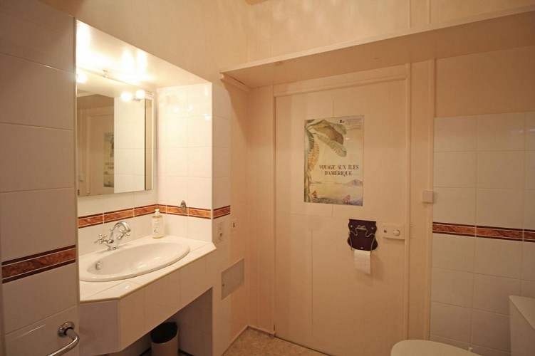 Château de Bort à Saint Priest Taurion en Haute-Vienne (Nouvelle Aquitaine)- Salle de bains chambre des îles_9