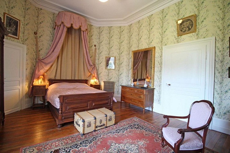 Château de Bort à Saint Priest Taurion en Haute-Vienne (Nouvelle Aquitaine)- chambre mauve_10