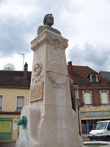 Statue Pierre Larousse