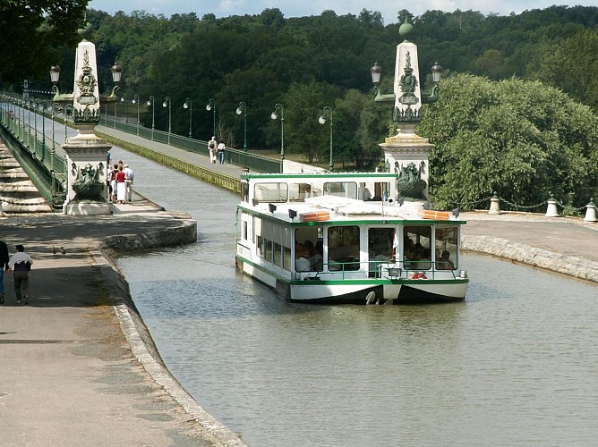Briare- Les bateaux touristiques - au Pont-canal-
