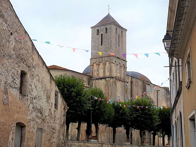 Le village et l'église de Saint-Romain-de-Benet