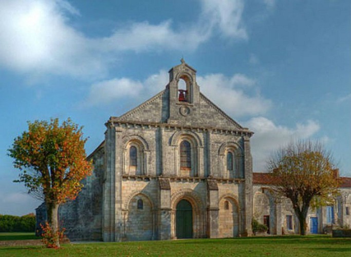 Le village et l'église de Sainte-Gemme