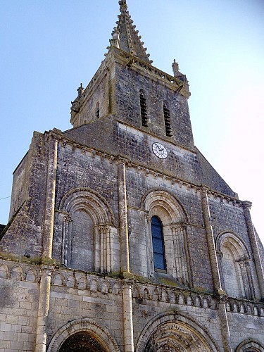 L'église Saint-Pierre - Pont-l'Abbé-d'Arnoult