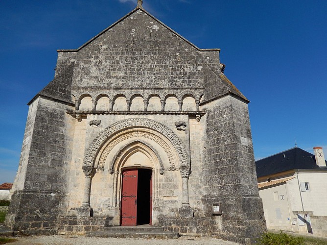 Le village et l'église de Nieul-les-Saintes