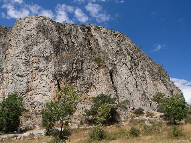 Le Rocher Baron, site incontournable d'escalade à 5mn du Brin de Paille sur la commune de Saint Martin de Queyrières