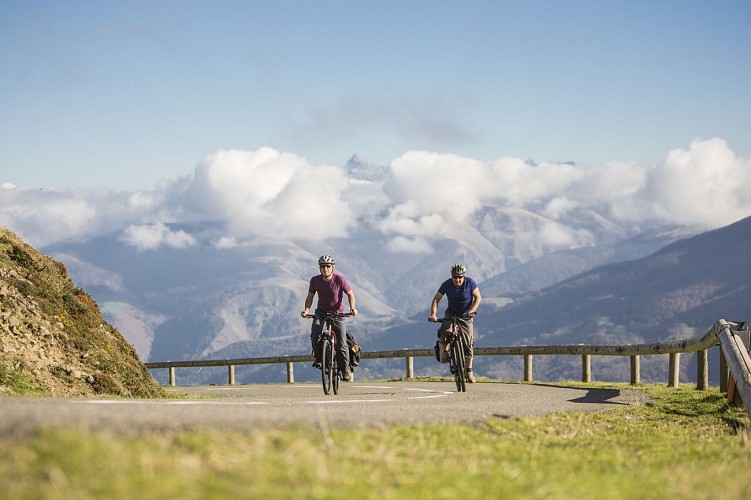 Montagne-basque-a-velo-electrique-col-de-Bagargui