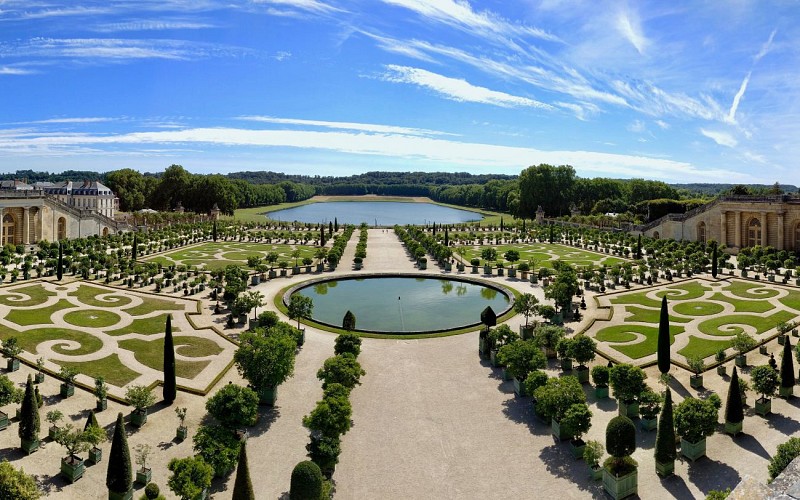 Skip the Line: Versailles Palace & Gardens Guided Tour from Paris