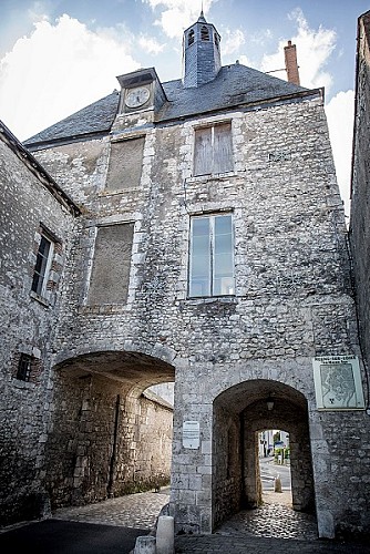 La Porte d'Amont vue de la Rue Porte d'Amont (c) ADRT45 A.R