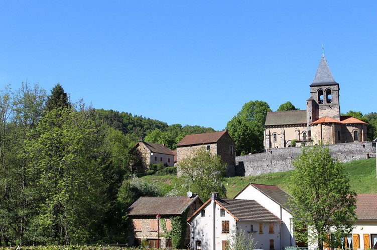 Église romane et cascade de Montfermy