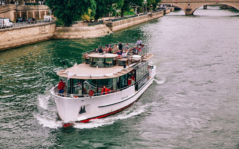 Vedettes de Paris : 1h Sigthseeing Cruise with Champagne