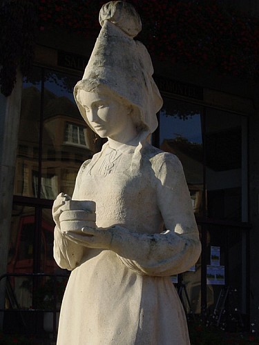La statue de Marie Harel / The statue of Marie Harel