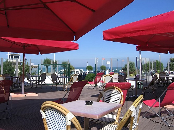 Bar de la plage terrasse vue mer Merville-Franceville-Plage