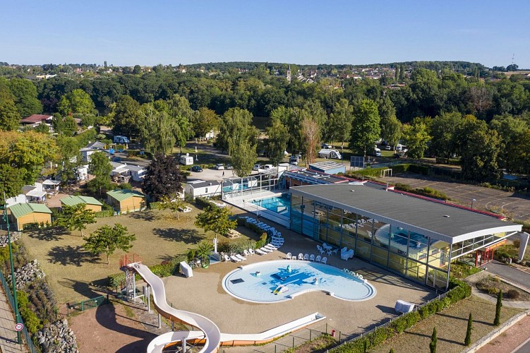 Vue aérienne camping et piscine municipale