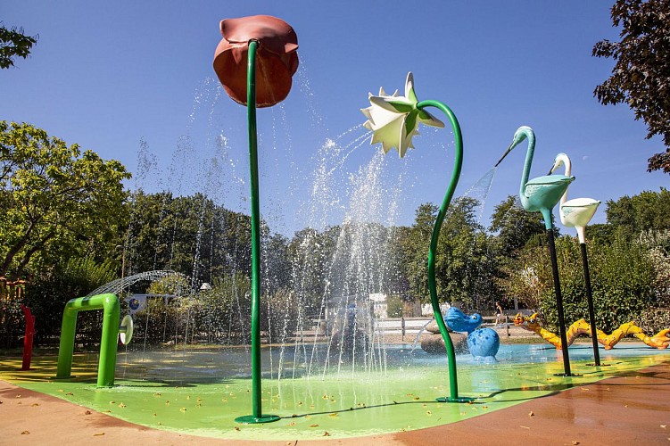 Jeux d'eau pour les enfants à 50 mètres