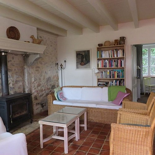 Huiskamer met deur naar slaapkamer 