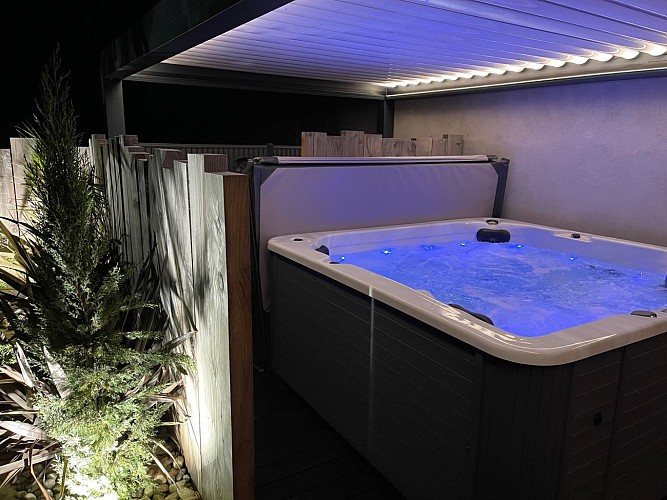 Jacuzzi 6 places avec pergolas bioclimatique