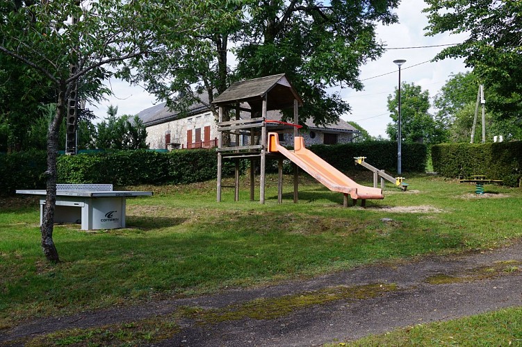 Aire de jeux et table de ping-pong