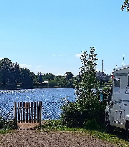 emplacement au bord de l'Etang du Goulot