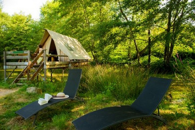 Glamping-en-France-Hebergement-insolite-tente-sur-pilotis-camping-fougeraie-Morvan-Bourgogne-Nievre