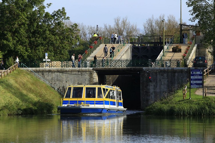 Bateau Promenade Le Latéral, double écluse du Guétin 