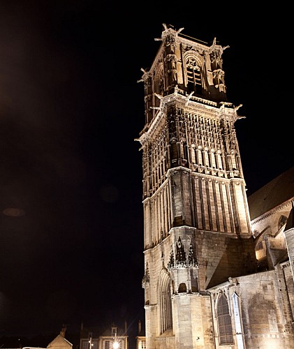 La tour de la collégiale, de nuit