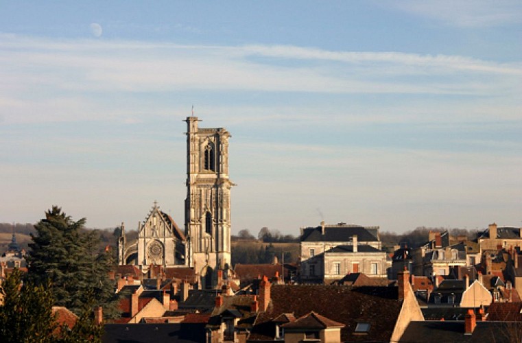 La collégiale dominant Clamecy