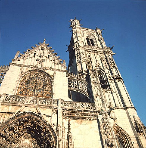 Façade de la collégiale