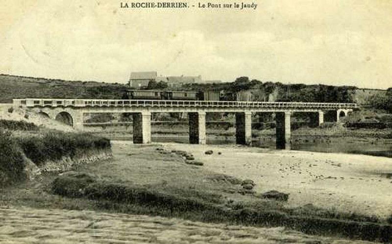 Ancien pont sur le Jaudy