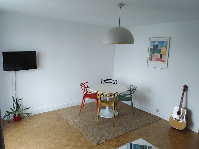 SALLE TV ORIENTABLE TABLE 4 CHAISES