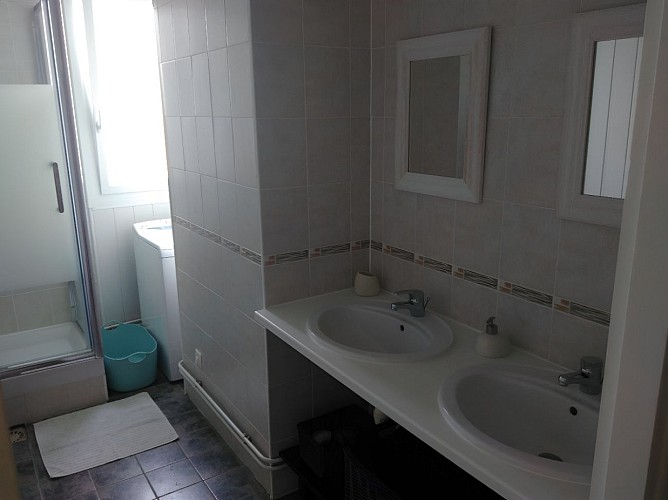 SALLE DE BAINS DOUCHE DEUX VASQUES LAVE LINGE