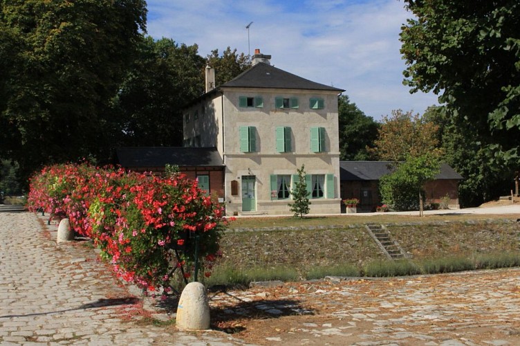 Châtillon sur Loire - Le Relais de Mantelot -façade