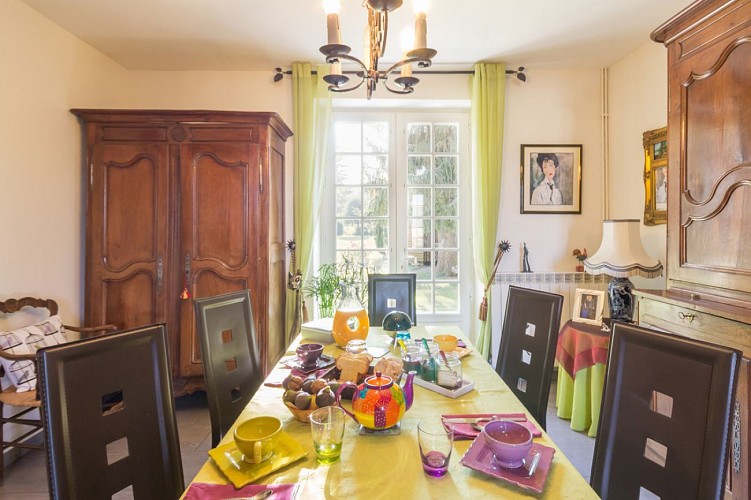 Sallepetits-déj , porte fenêtre sur jardin