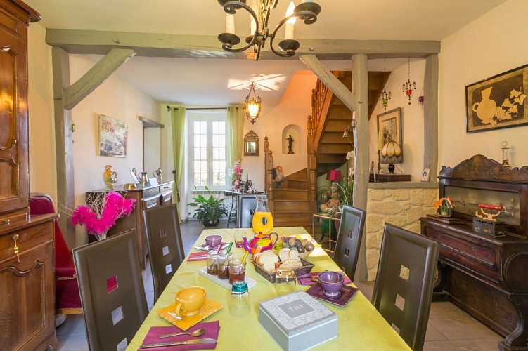 Salle petits-déj. escalier vers Suite Noémie