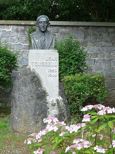Place Jean Tousseul en een borstbeeld (sculptuur)