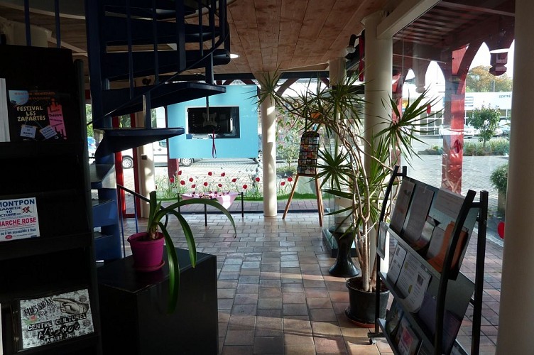 office-de-tourisme-intérieur-écran