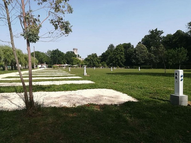 aire de camping-cars Bourdeilles