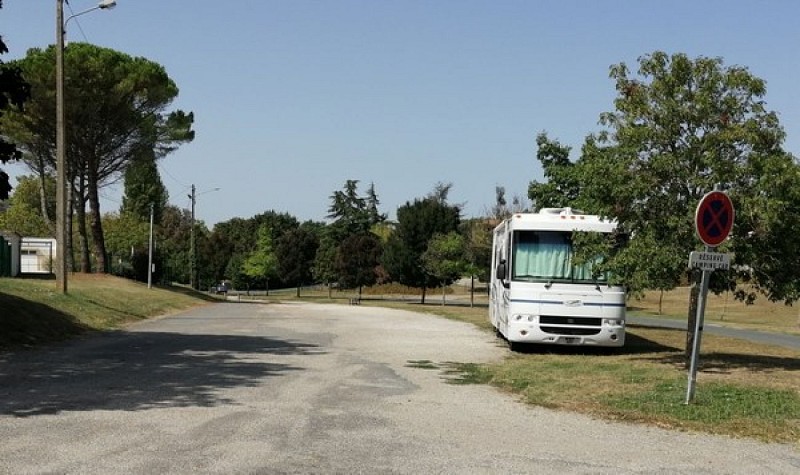 Monflanquin_ Aire stationnement-Coulon-3 pr SIRTAQUI 800x600